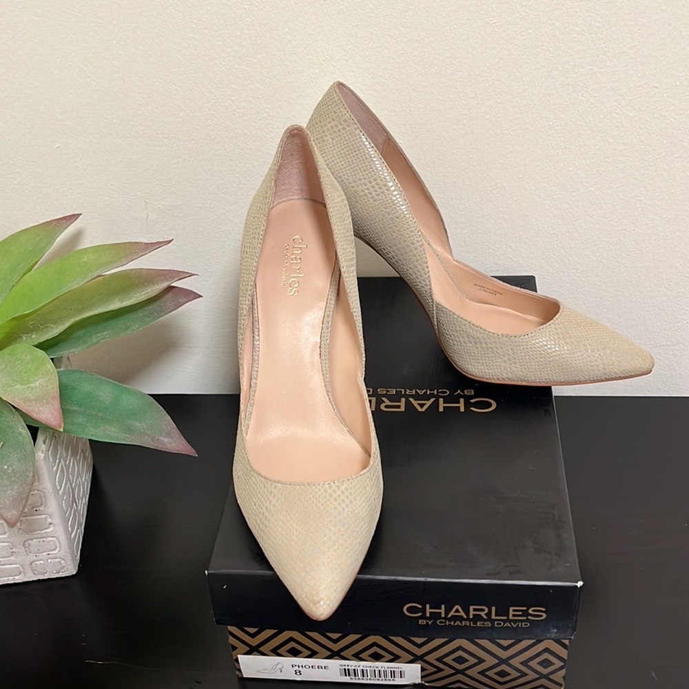 Charles David Phoebe size 8 pumps, gray/cream